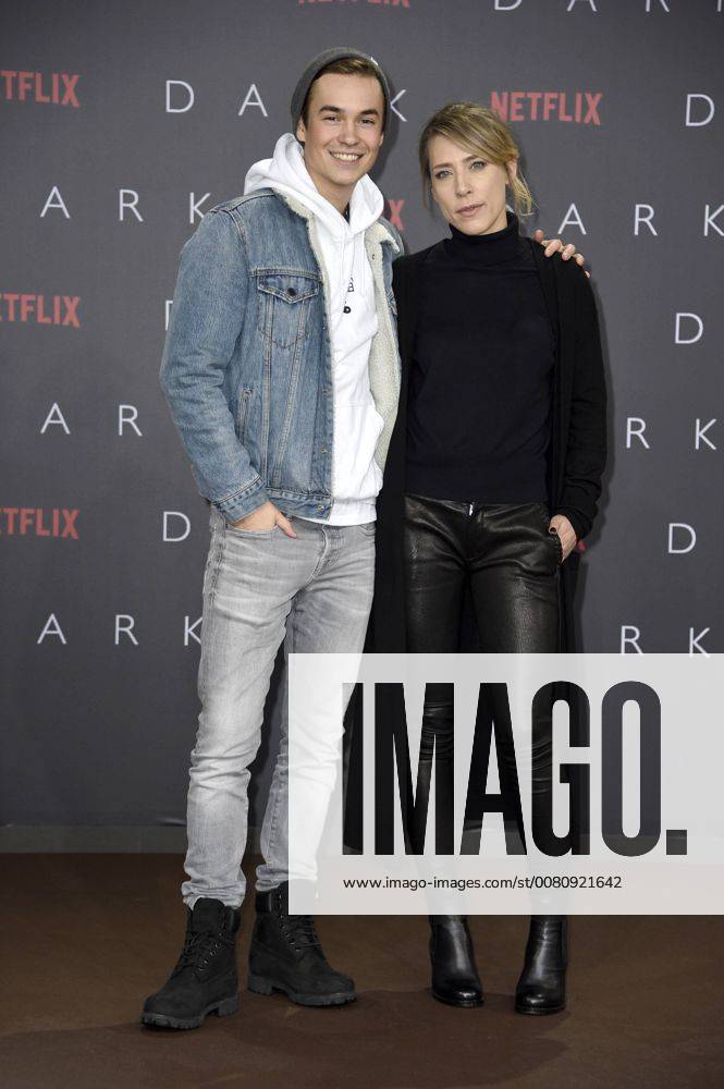 Louis Held und Marisa Leonie Bach bei der Premiere der Netflix Serie Dark im Kino im Zoo-Palast. Berlin