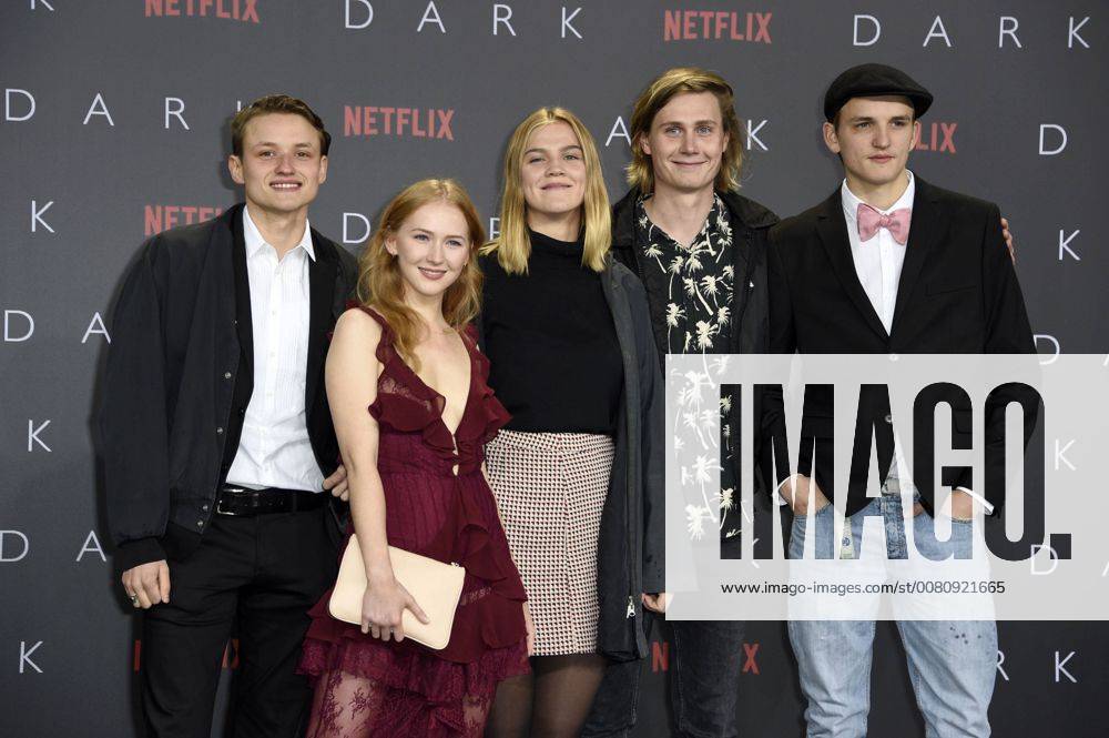 Paul Lux, Gina Alice Stiebitz, Nele Trebs, Moritz Jahn und Ludger Bökelmann bei der Premiere der Netflix Serie Dark im Kino im Zoo-Palast. Berlin