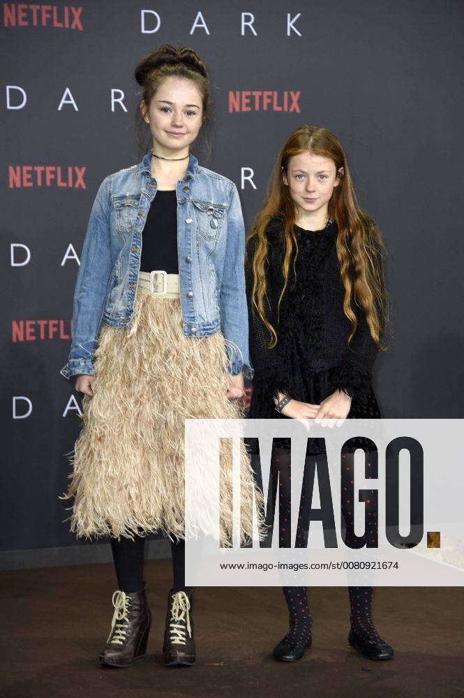 Ella Lee Stanley und Gwendolyn Göbel bei der Premiere der Netflix Serie Dark im Kino im Zoo-Palast. Berlin