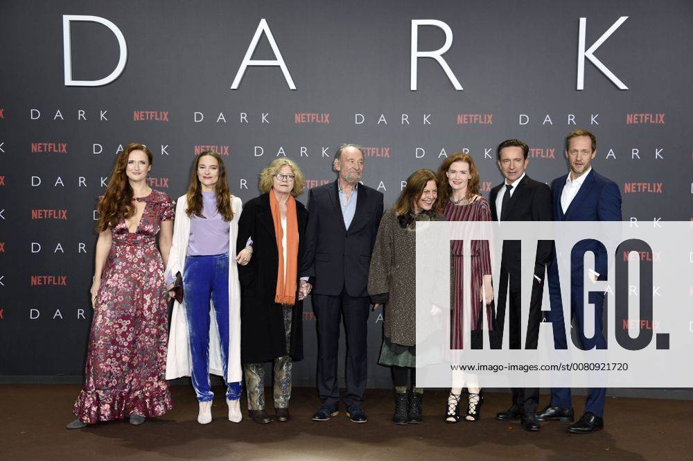 Deborah Kaufmann, Anne Ratte-Polle, Lisa Kreuzer, Michael Mendl, Angela Winkler, Julika Jenkins, Arnd Klawitter und Stephan Kampwirth bei der Premiere der Netflix Serie Dark im Kino im Zoo-Palast. Berlin