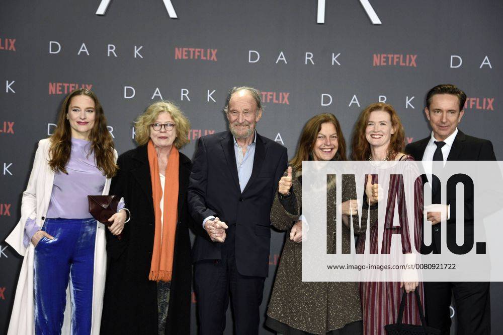 Anne Ratte-Polle, Lisa Kreuzer, Michael Mendl, Angela Winkler, Julika Jenkins und Arnd Klawitter bei der Premiere der Netflix Serie Dark im Kino im Zoo-Palast. Berlin
