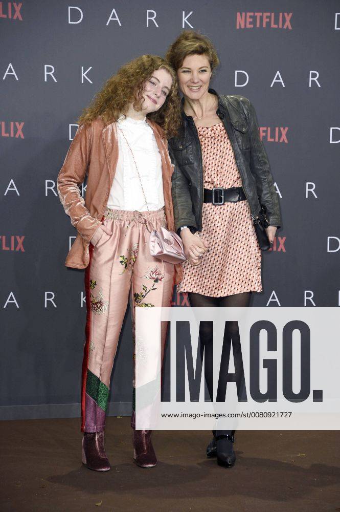 Lydia Maria Makrides und Cordelia Wege bei der Premiere der Netflix Serie Dark im Kino im Zoo-Palast. Berlin