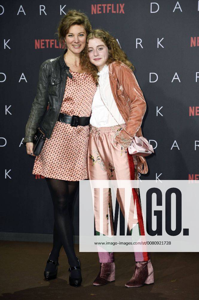 Cordelia Wege und Lydia Maria Makrides bei der Premiere der Netflix Serie Dark im Kino im Zoo-Palast. Berlin