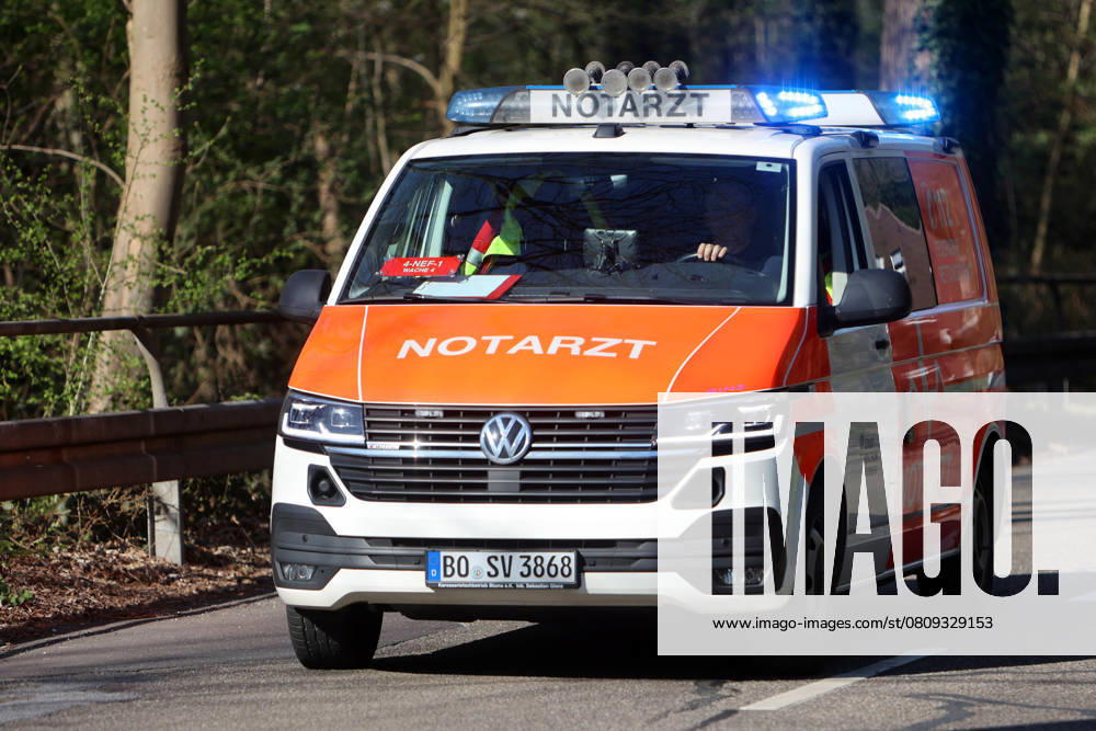 Rettungsdienst in der Stadt. Rettungsdienst mit einem Notarzt der Stadt Bochum im Einsatz zu einer Person in Not.