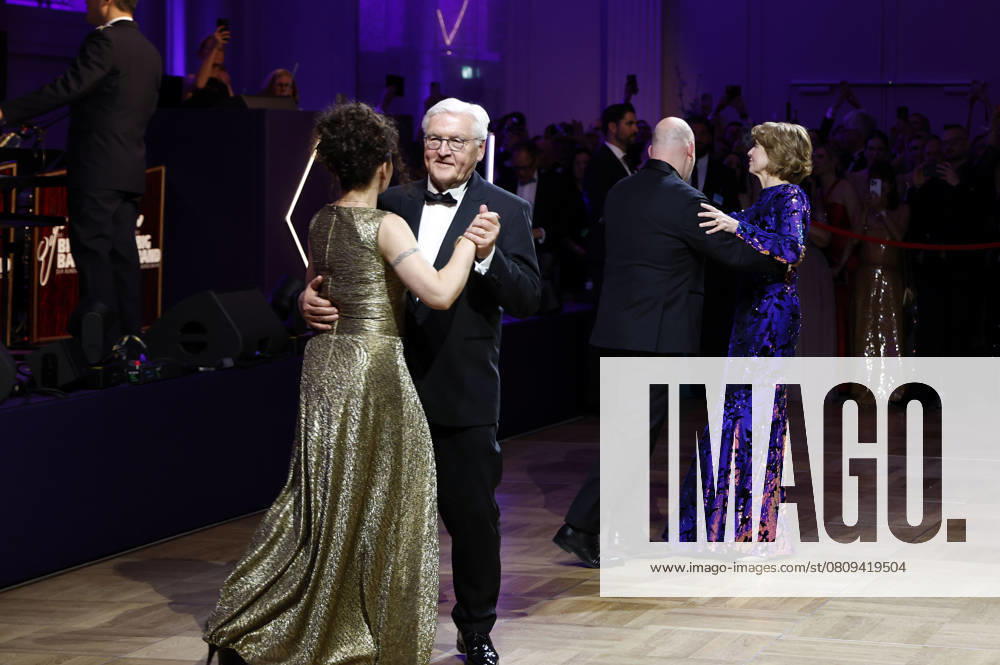 Regina Kramer, Frank-Walter Steinmeier, Mathis Feldhoff und Elke Büdenbender beim 72. Bundespresseball 2025 im Hotel Adlon Kempinski. Berlin