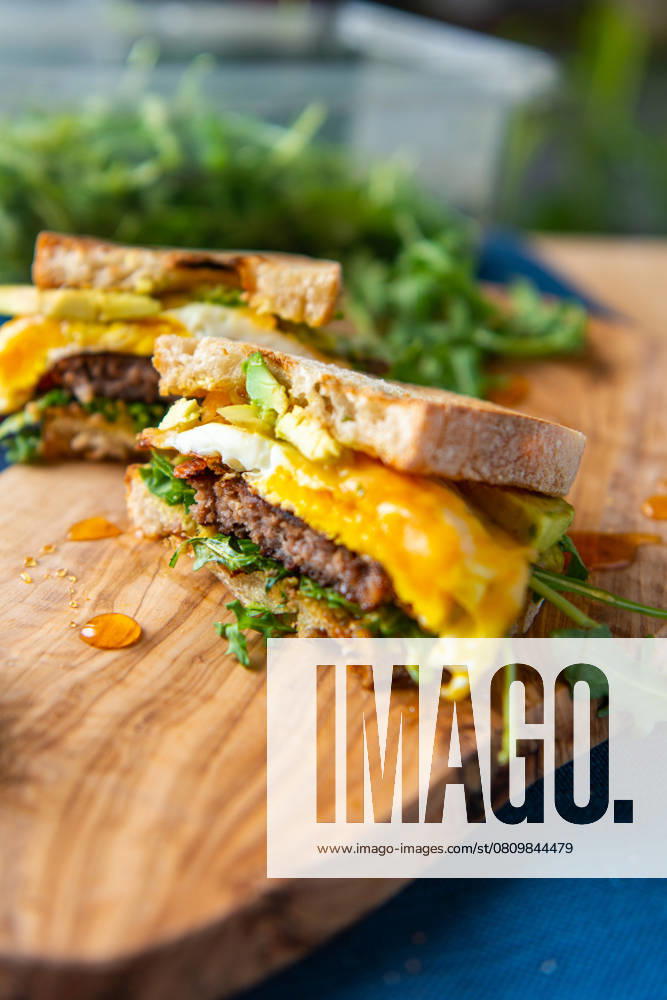 IMAGO Creative, Food, High Protein Frühstück Delicious Breakfast Sandwich with Egg, Sausage, and Arugula Salt Lake City, Utah, United States CR_XSQD250405-1589330-01