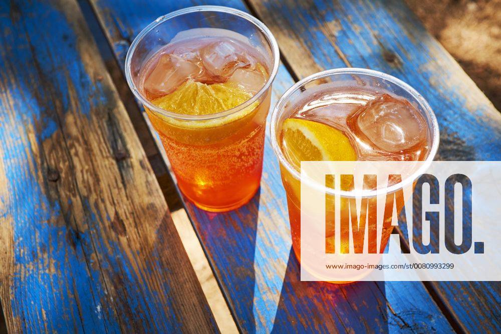 Two cups of ice-cooled Spritz with orange slice DIKF00280