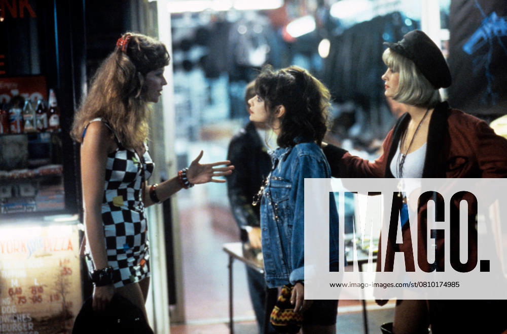 Film still or Publicity still from Pretty Woman Laura San Giacomo, Julia Roberts 1990 Touchstone Pictures Photo by Ron Batzdorff File reference 34824-208THA Los Angeles CA 34824208THA