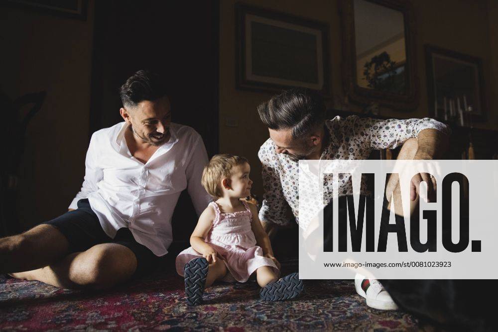 IMAGO Creative: Pride Month 2022, Engagement der Jugendlichen Happy gay couple with daughter and dog at home model released Symbolfoto property released MRAF00226