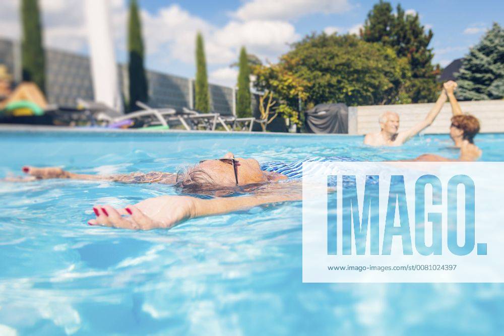 Seniors swimimng in swimming pool model released Symbolfoto property released PNPF00108