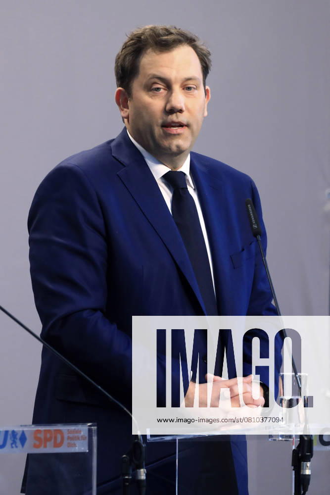 Lars Klingbeil bei der Pressekonferenz von CDU, CSU und SPD zur Vorstellung des gemeinsamen Koalitionsvertrages im Paul-Löbe-Haus. Berlin