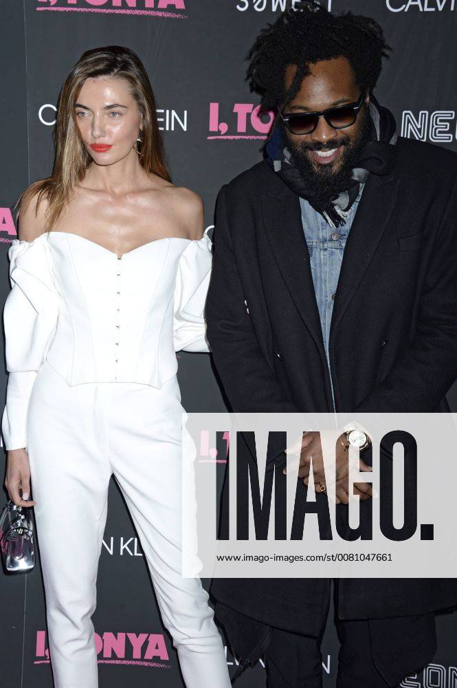 Maxwell Osborne mit Belgeitung bei der Premiere des Kinofilms I, Tonya im Village East Cinema. New York