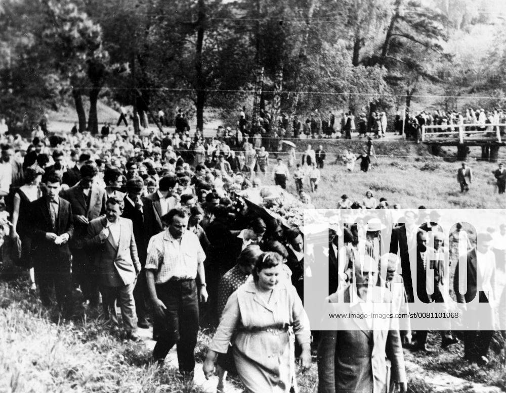 Funeral of Boris Pasternak in the Peredelkino cemetary. 30 May 1960 Supplied By: SCRSS - Society for Co-operation in Russian & Soviet Studies, Russia Federation