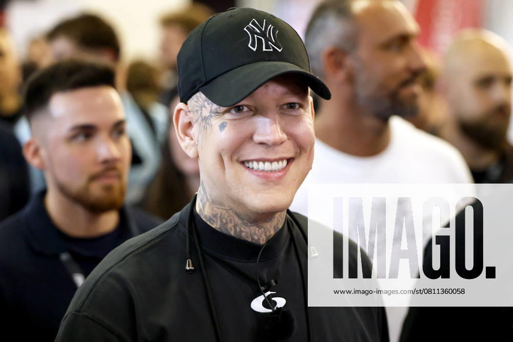 Streamer MontanaBlack (Monte) bei einem überraschenden Auftritt auf der Internationalen Leitmesse für Fitness, Wellness und Gesundheit, sowie Bodybuilding, Kraftsport und Kampfsport FIBO 2025 in der Koelnmesse. Köln, 13.04.2025 NRW Deutschland