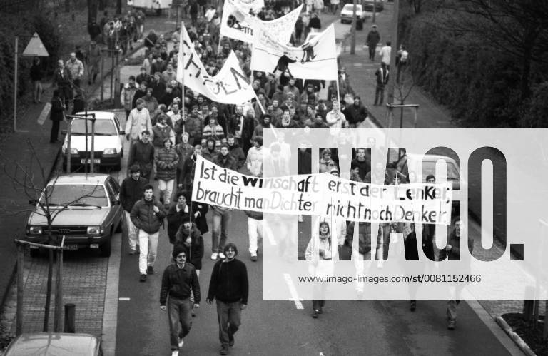 Schüler und Studenten gegen Kürzungen DEU, Deutschland, Bonn: 20.000 Schueler und Studenten wandten sich 1987 durch Demonstration und Kundgebung in der Hauptstadt gegen vorgesehene Kuerzungen im Bildungsbereich. DEU, Germany, Bonn: 20,000 pupils and students turned in 1987 by demonstration and rally in the capital against planned cuts in education . NRW