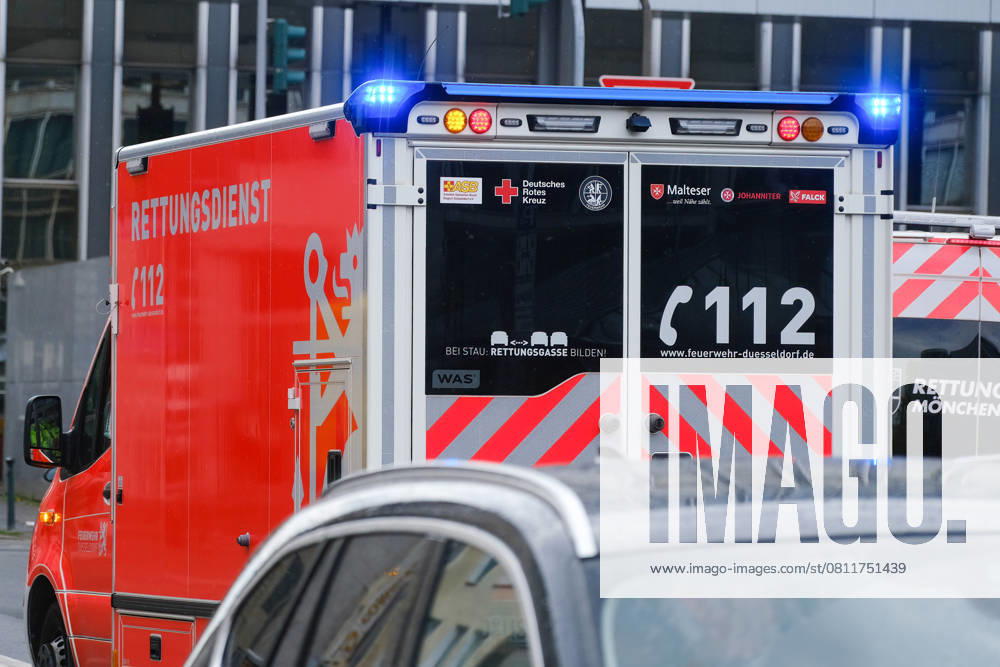 Düsseldorf 15.04.2025 Rettungswagen Rettungsdienst Rettungstransportwagen RTW Krankenwagen Feuerwehr Notarzt Blaulicht Sondersignal Notfall Rettungseinsatz Drehlicht Rettung Wegerecht Rundumkennleuchte Einsatzleuchte 112 Düsseldorf Nordrhein-Westfalen Deutschland