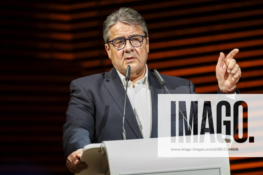Der ehemalige Vizekanzler Sigmar Gabriel (SPD) spricht beim gemeinsamen Jahresempfang der Industrie- und Handelskammer Erfurt und der Handwerkskammer Erfurt in der Weimarhalle. Jahresempfang IHK HWK