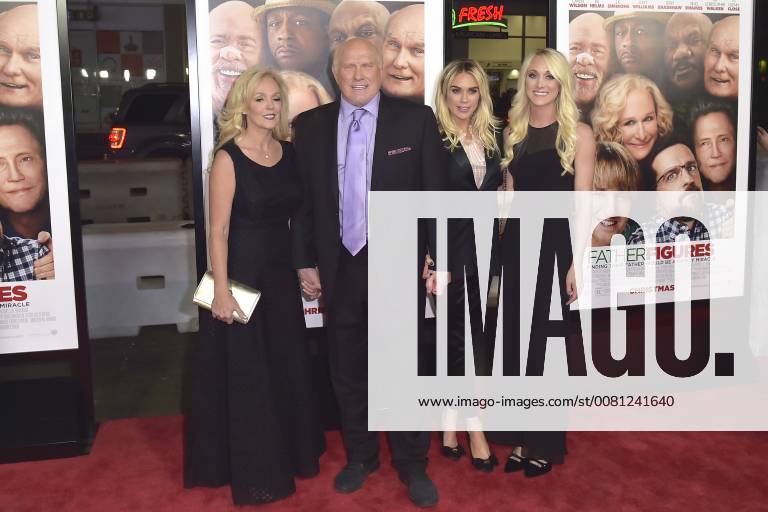 Terry Bradshaw mit Gattin Tammy und Töchtern Rachel und Erin bei der Premiere des Kinofilms Father Figures Wer ist Daddy? in TCL Chinese Theatre, Hollywood. Los Angeles