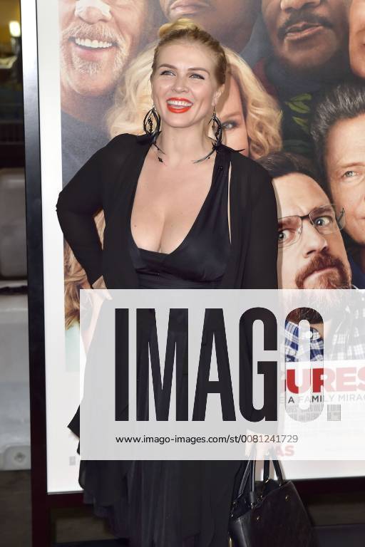 Elena Samodanova bei der Premiere des Kinofilms Father Figures Wer ist Daddy? in TCL Chinese Theatre, Hollywood. Los Angeles