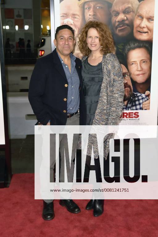 Oscar Nunez mit Gattin Ursula Whittaker bei der Premiere des Kinofilms Father Figures Wer ist Daddy? in TCL Chinese Theatre, Hollywood. Los Angeles