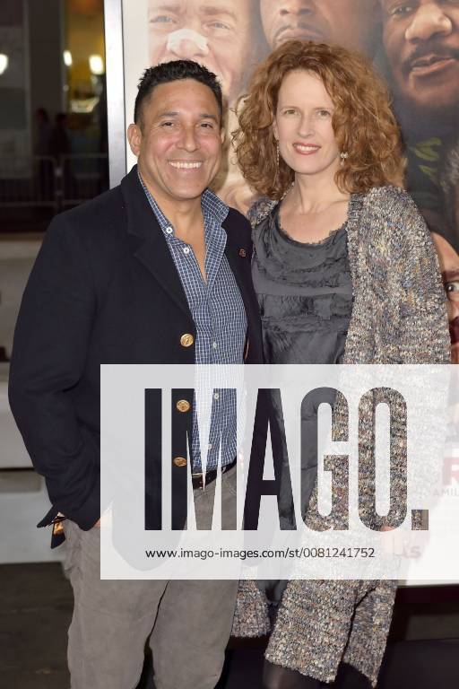 Oscar Nunez mit Gattin Ursula Whittaker bei der Premiere des Kinofilms Father Figures Wer ist Daddy? in TCL Chinese Theatre, Hollywood. Los Angeles