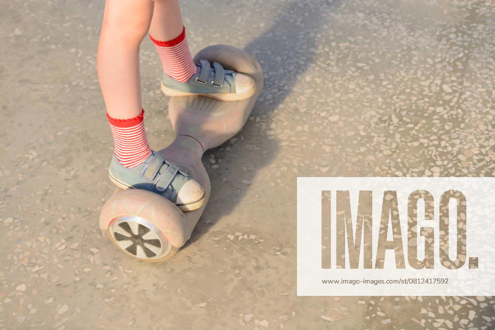 Mädchen auf einem Hoverboard Girl on a hoverboard in the amusement park (License=RF)