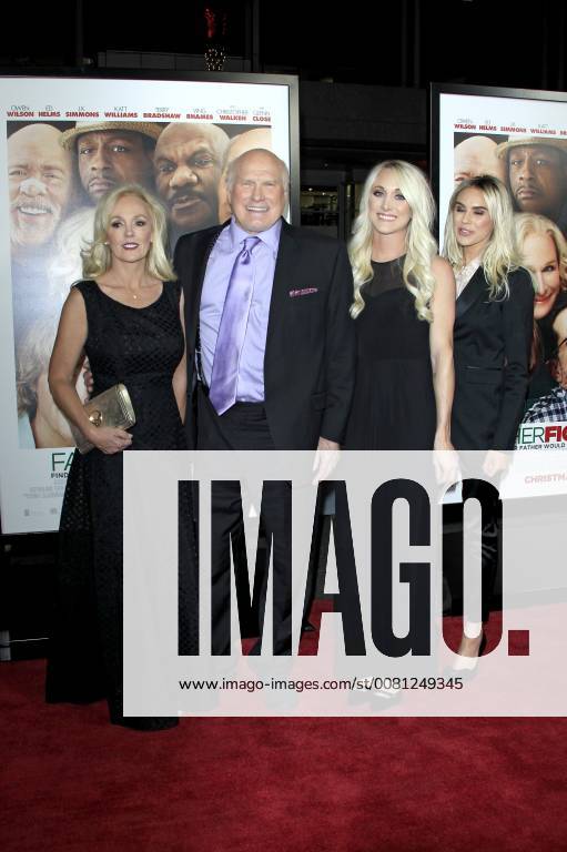 Terry Bradshaw mit Gattin Tammy und Töchtern Rachel und Erin bei der Premiere des Kinofilms Father Figures Wer ist Daddy? in TCL Chinese Theatre, Hollywood. Los Angeles