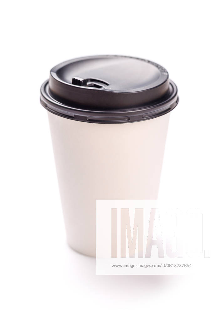 Ein schlichter und stilvoller Kaffeebecher aus Papier, perfekt für Getränke zum Mitnehmen A simple and stylish paper coffee cup, perfect for takeaway beverages. Ideal for hot drinks like coffee, tea, or hot chocolate, featuring a minimalist and modern design (License=RF)