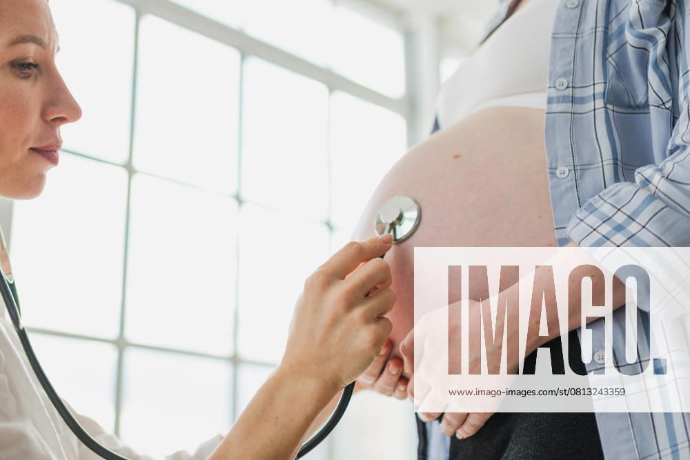 Arzt untersucht schwangere Frau hält Stethoskop in der Nähe von großen Bauch hören Baby Herzschlag. Gynäkologe Arzt Beratung Patientin über Schwangerschaft im Krankenhaus Büro. Besuch beim Arzt medizinischen Checkup. Arzt untersucht schwangere Frau hält Stethoskop in der Nähe von großen Bauch hören Baby Herzschlag. Gynäkologe Arzt Beratung Patientin über Schwangerschaft im Krankenhaus Büro. Besuch beim Arzt medizinischen Checkup. (License=RF) ,model released, Symbolfoto