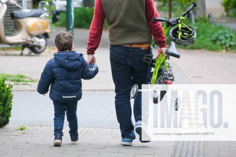 Düsseldorf 21.04.2025 Selbstständigkeit Kleinkind Kind Fahrrad Kinderrad Jugendfahrrad Kinderfahrrad Strassenverkehr Familie Vater Kindergeld Inflation Bürgergeld Elterngeld Schutzhelm Sturzhelm Puky Düsseldorf Nordrhein-Westfalen Deutschland