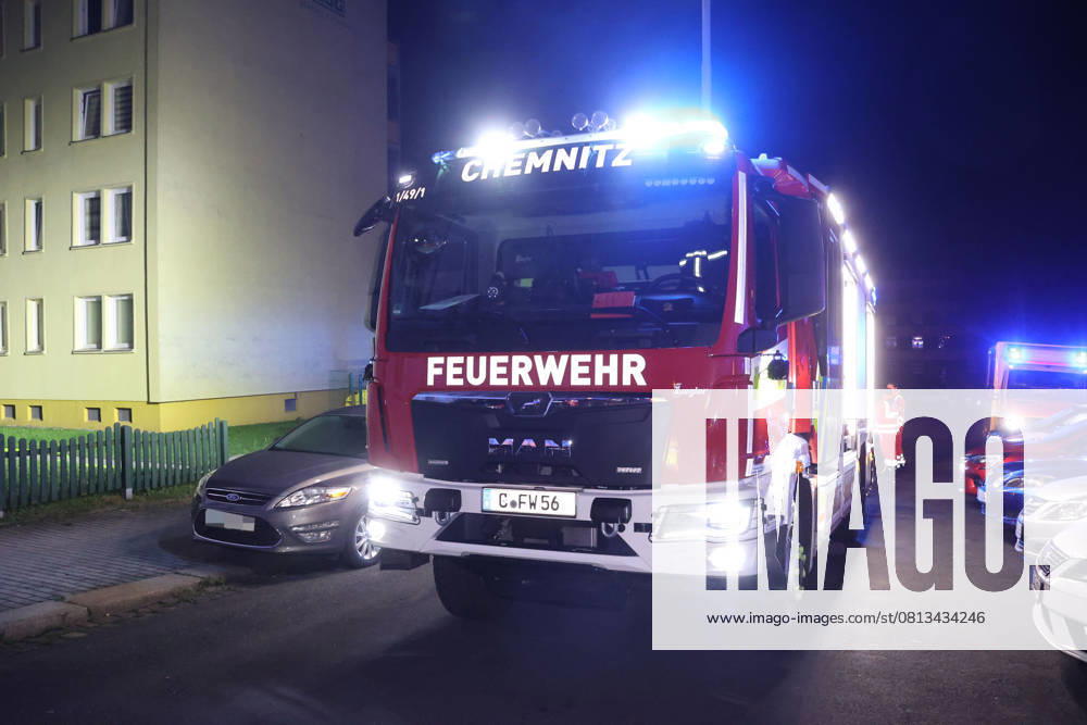 Wohnungsbrand 20.04.2025, Chemnitz OT Bernsdorf, Altenhainer Str., Sonntagmorgen wurden gegen 03:30 Feuerwehr, Rettungsdienst und Polizei auf die Altenhainer Str. gerufen. Dort war im Bad einer Wohnung im Ersten Obergeschoss Dämmwolle in einem Versorgungsschacht in Brand geraten. DIe Feuerwehr konnte den Brand schnell löschen. Vorort wurden 4 Kinder und 3 Erwachsene welche in der Wohnung befindlich waren mit Verdacht auf Rauchgasintoxiaktion behandelt. Ebenso wurde eine Frau Vorläufig festgenommen. Die 4 Kinder wurden dem Jugendamt übergeben. Ob es sich nun tatsächlich um schwere Brandstiftung handelt ermittelt die Polizei. Weitere Infos PD-Chemnitz Erz Chemnitz Sachsen Deutschland