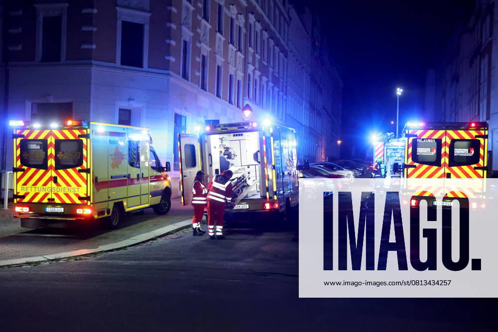 Wohnungsbrand 20.04.2025, Chemnitz OT Bernsdorf, Altenhainer Str., Sonntagmorgen wurden gegen 03:30 Feuerwehr, Rettungsdienst und Polizei auf die Altenhainer Str. gerufen. Dort war im Bad einer Wohnung im Ersten Obergeschoss Dämmwolle in einem Versorgungsschacht in Brand geraten. DIe Feuerwehr konnte den Brand schnell löschen. Vorort wurden 4 Kinder und 3 Erwachsene welche in der Wohnung befindlich waren mit Verdacht auf Rauchgasintoxiaktion behandelt. Ebenso wurde eine Frau Vorläufig festgenommen. Die 4 Kinder wurden dem Jugendamt übergeben. Ob es sich nun tatsächlich um schwere Brandstiftung handelt ermittelt die Polizei. Weitere Infos PD-Chemnitz Erz Chemnitz Sachsen Deutschland