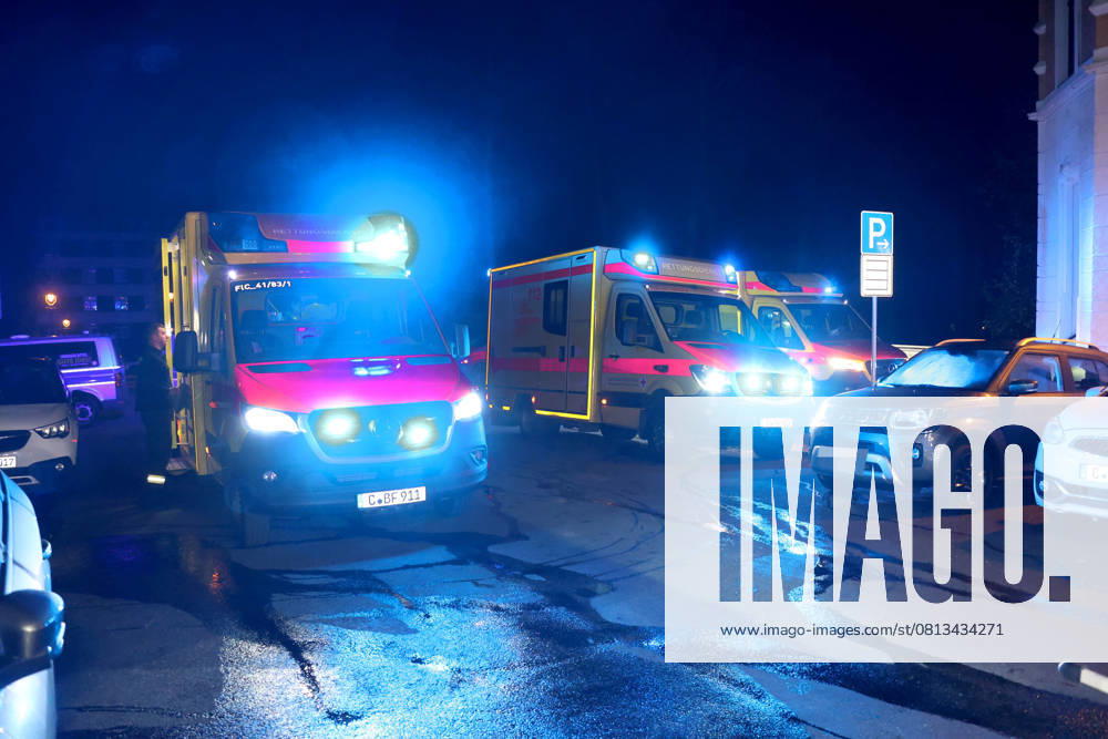 Wohnungsbrand 20.04.2025, Chemnitz OT Bernsdorf, Altenhainer Str., Sonntagmorgen wurden gegen 03:30 Feuerwehr, Rettungsdienst und Polizei auf die Altenhainer Str. gerufen. Dort war im Bad einer Wohnung im Ersten Obergeschoss Dämmwolle in einem Versorgungsschacht in Brand geraten. DIe Feuerwehr konnte den Brand schnell löschen. Vorort wurden 4 Kinder und 3 Erwachsene welche in der Wohnung befindlich waren mit Verdacht auf Rauchgasintoxiaktion behandelt. Ebenso wurde eine Frau Vorläufig festgenommen. Die 4 Kinder wurden dem Jugendamt übergeben. Ob es sich nun tatsächlich um schwere Brandstiftung handelt ermittelt die Polizei. Weitere Infos PD-Chemnitz Erz Chemnitz Sachsen Deutschland