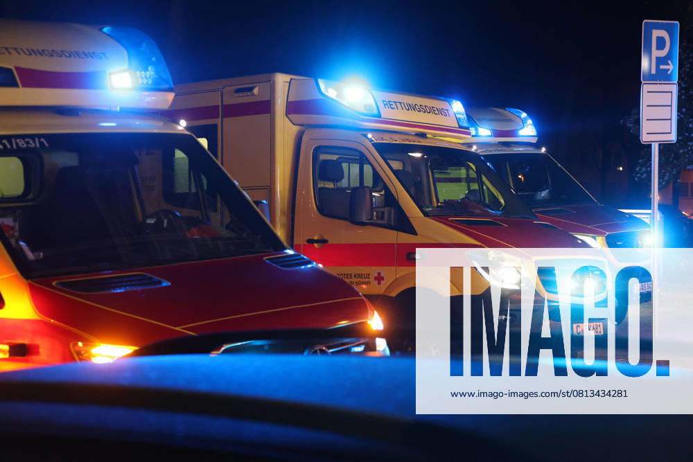 Wohnungsbrand 20.04.2025, Chemnitz OT Bernsdorf, Altenhainer Str., Sonntagmorgen wurden gegen 03:30 Feuerwehr, Rettungsdienst und Polizei auf die Altenhainer Str. gerufen. Dort war im Bad einer Wohnung im Ersten Obergeschoss Dämmwolle in einem Versorgungsschacht in Brand geraten. DIe Feuerwehr konnte den Brand schnell löschen. Vorort wurden 4 Kinder und 3 Erwachsene welche in der Wohnung befindlich waren mit Verdacht auf Rauchgasintoxiaktion behandelt. Ebenso wurde eine Frau Vorläufig festgenommen. Die 4 Kinder wurden dem Jugendamt übergeben. Ob es sich nun tatsächlich um schwere Brandstiftung handelt ermittelt die Polizei. Weitere Infos PD-Chemnitz Erz Chemnitz Sachsen Deutschland