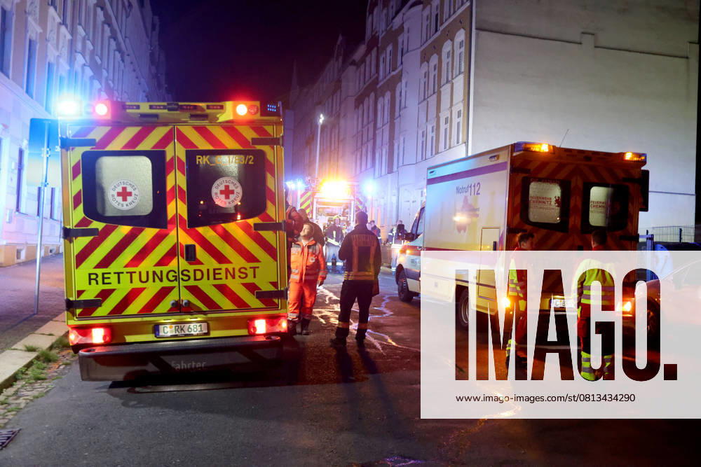 Wohnungsbrand 20.04.2025, Chemnitz OT Bernsdorf, Altenhainer Str., Sonntagmorgen wurden gegen 03:30 Feuerwehr, Rettungsdienst und Polizei auf die Altenhainer Str. gerufen. Dort war im Bad einer Wohnung im Ersten Obergeschoss Dämmwolle in einem Versorgungsschacht in Brand geraten. DIe Feuerwehr konnte den Brand schnell löschen. Vorort wurden 4 Kinder und 3 Erwachsene welche in der Wohnung befindlich waren mit Verdacht auf Rauchgasintoxiaktion behandelt. Ebenso wurde eine Frau Vorläufig festgenommen. Die 4 Kinder wurden dem Jugendamt übergeben. Ob es sich nun tatsächlich um schwere Brandstiftung handelt ermittelt die Polizei. Weitere Infos PD-Chemnitz Erz Chemnitz Sachsen Deutschland