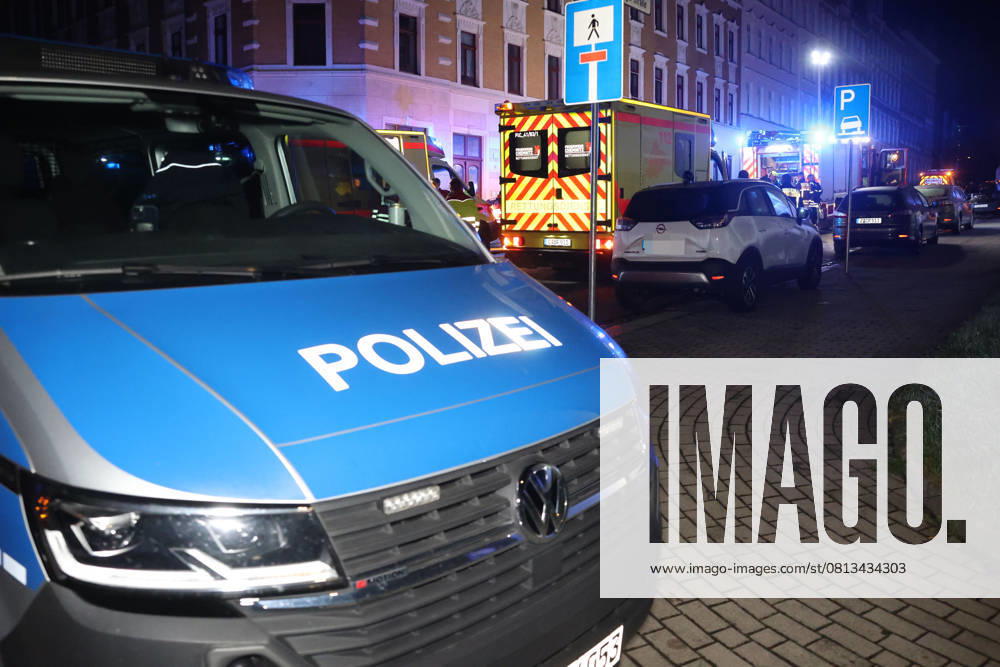 Wohnungsbrand 20.04.2025, Chemnitz OT Bernsdorf, Altenhainer Str., Sonntagmorgen wurden gegen 03:30 Feuerwehr, Rettungsdienst und Polizei auf die Altenhainer Str. gerufen. Dort war im Bad einer Wohnung im Ersten Obergeschoss Dämmwolle in einem Versorgungsschacht in Brand geraten. DIe Feuerwehr konnte den Brand schnell löschen. Vorort wurden 4 Kinder und 3 Erwachsene welche in der Wohnung befindlich waren mit Verdacht auf Rauchgasintoxiaktion behandelt. Ebenso wurde eine Frau Vorläufig festgenommen. Die 4 Kinder wurden dem Jugendamt übergeben. Ob es sich nun tatsächlich um schwere Brandstiftung handelt ermittelt die Polizei. Weitere Infos PD-Chemnitz Erz Chemnitz Sachsen Deutschland