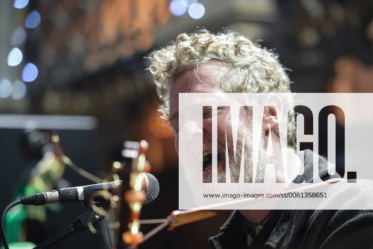 Dublin, Ireland - Glen Hansard takes part in the annual Christmas Eve busk in aid of the Dublin Simon Community outside the Gaiety Theater in Dublin..Hundreds attended the annual busking concert hoping to see the U2 front man Bono. But much to their dissapointment he did not show for the second year in a row..On Sunday, 24 December 2017, in Dublin, Ireland. Dublin Ireland - ZUMAn230 20171224_zaa_n230_394