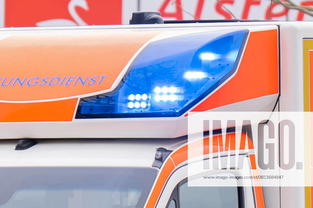 Hamburg, Ein Rettungswagen der Feuerwehr fährt auf Einsatzfahrt durch eine Hamburger Straße Hamburg Deutschland