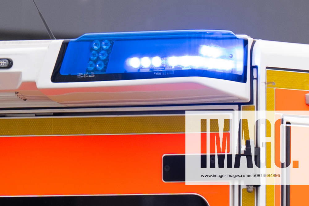 Hamburg, Ein Rettungswagen der Feuerwehr fährt auf Einsatzfahrt durch eine Hamburger Straße Hamburg Deutschland