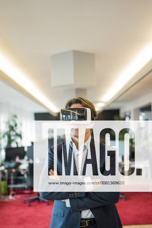 Businessman wearing VR glasses in office model released Symbolfoto property released JOSF01835