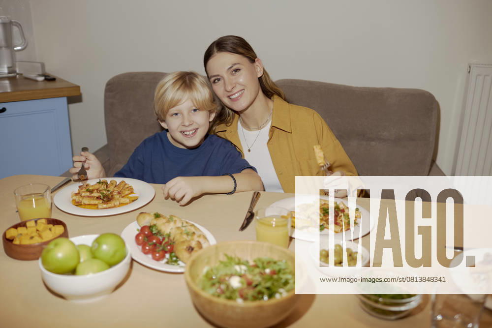 Mother and son enjoying dinner together at home model released, Symbolfoto property released, KPEF01015