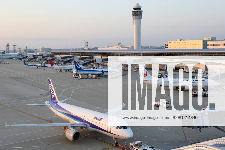 Flugzeuge Flughafen Nagoya NGO Japan Airlines ANA All Nippon Airways Nagoya, Japan - 23. Mai 2014: Flugzeuge der ANA All Nippon Airways und Japan Airlines JAL auf dem Flughafen Nagoya Chubu Centrair (NGO) in Japan.