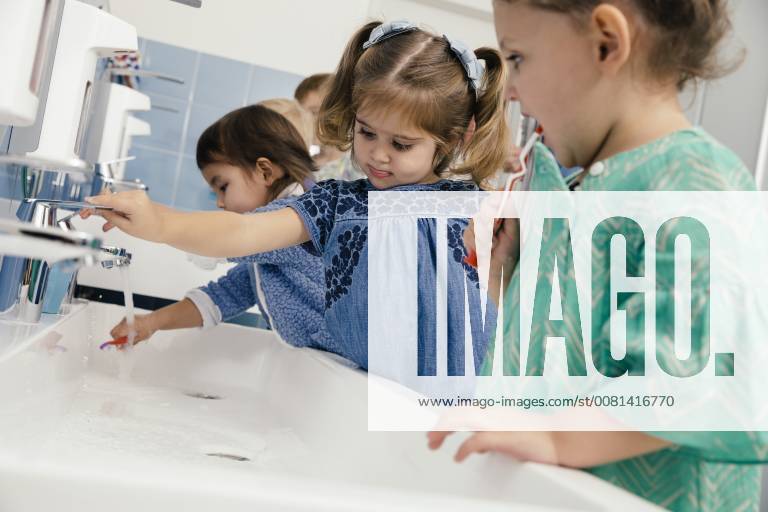Children brushing their teeth in bathroom of a kindergarten model released Symbolfoto property released MFF04104