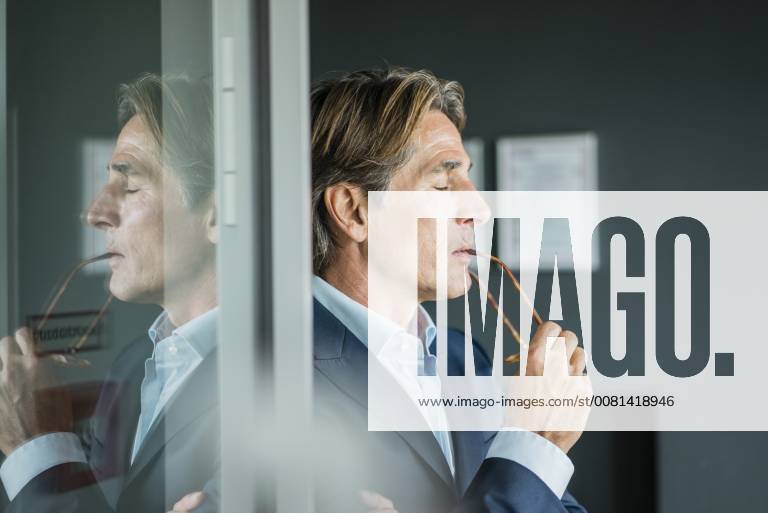 IMAGO Creative: Business - Work-Life Balance Businessman with closed eyes in office thinking model released Symbolfoto property released JOSF01821