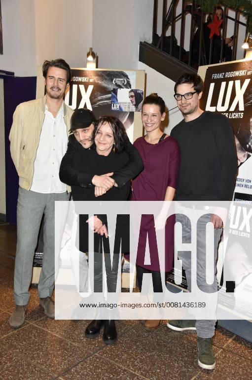 Tilman Strauss, Franz Rogowski, Eva Weissenborn, Kristin Suckow und Daniel Wild bei der Premiere des Kinofilms Lux - Krieger des Lichts im Filmtheater am Friedrichshain. Berlin