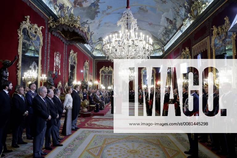 Spain s King Felipe VI (C) delivers a speech during the Military Epiphany ceremony in Throne Hall at Royal Palace in Madrid, Spain, 06 January 2017. King Juan Carlos attends the Military Epiphany ceremony on the occasion of his 80th birthday. The emeritus king turned at 80 a day before. This ceremony is the first event of the ceremonies planned to honour the emeritus royal couple as both will be 80 in 2018. Spain’s King Felipe VI chairs the Military Epiphany ceremony !ACHTUNG: NUR REDAKTIONELLE NUTZUNG!
