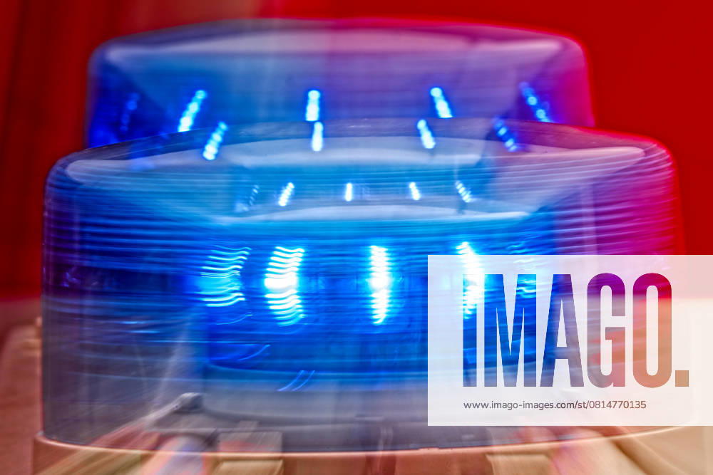 Nun muss es sehr schnell gehen. Das Einsatzfahrzeug ist mit Blaulicht unterwegs. Siegsdorf Bayern Deutschland