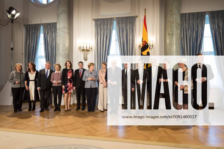 Themen der Woche 09.01.2018,Berlin,Deutschland,GER, Schloss Bellevue, Bundespräsidialamt, Neujahrsempfang des Bundespräsidenten Frank-Walter Steinmeier und seiner Ehefrau Elke Büdenbender. Foto v.l.n.r: Maria Böhmer, Aydan Özoguz, Hermann Gröhe, Ursula von der Leyen, Katarina Barley, Sigmar Gabriel, BK Angela Merkel, Elke Büdenbender, Thomas de Maiziere, Heiko Maas, Christian Schmidt, Barbara Hendricks, Monika Grütters, Steffen Seibert