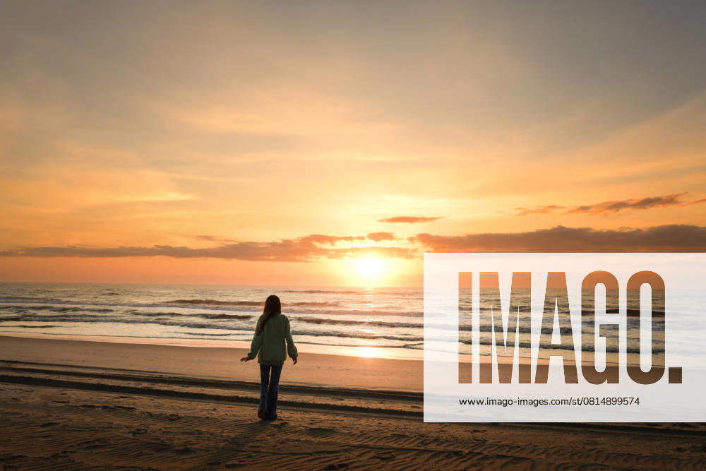 Behind tween girl watching sunrise Cape Hatteras National Seasho Avon, North Carolina, United States CR_JOKU250423-1707490-01 ,model released, Symbolfoto