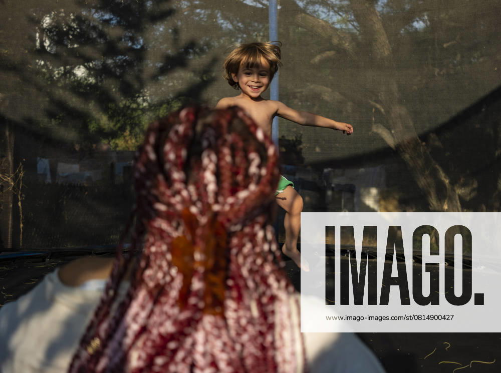 IMAGO Creative, Sommer, Sommertage im Garten Joyful Summer Moment on the Trampoline San Miguel de Allende, Guanajuato, Mexico CR_WDJM250425-1717972-01 ,model released, Symbolfoto
